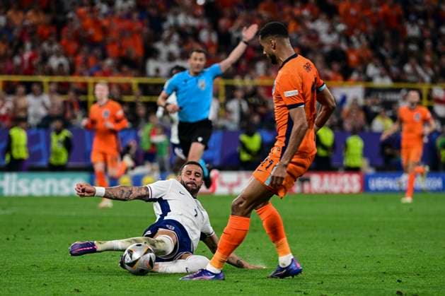 Kyle Walker 2 (England) im Zweikampf, Aktion, mit Cody Gakpo 11 (Niederlande), Niederlande vs. England, Fussball, UEFA EURO, EM, Europameisterschaft,Fussball 2024, Halbfinale, 10.07.2024 Dortmund Nordrhein-Westfalen Deutschland
