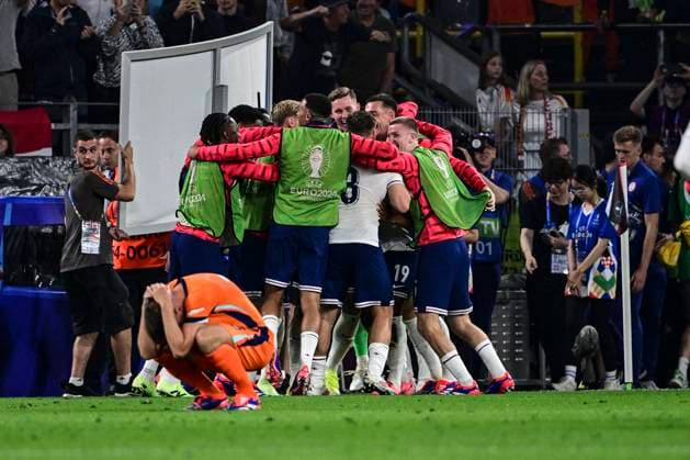 Englische Mannschaft feiert den Sieg, Niederlande vs. England, Fussball, UEFA EURO, EM, Europameisterschaft,Fussball 2024, Halbfinale, 10.07.2024 Dortmund Nordrhein-Westfalen Deutschland