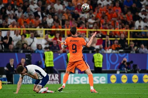 Wout Weghorst 9 (Niederlande) im Zweikampf, Aktion, mit John Stones 5 (England), Niederlande vs. England, Fussball, UEFA EURO, EM, Europameisterschaft,Fussball 2024, Halbfinale, 10.07.2024 Dortmund Nordrhein-Westfalen Deutschland