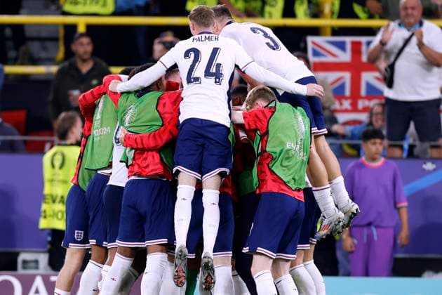 WATKINS Ollie Team England erzielt das Siegtor zum 1 : 2 Endstand Jubel um Torschuetzen WATKINS Ollie UEFA Fussball EURO 2024 in Deutschland Halbfinal Spiel Holland - England 1 : 2 am 10.07.2024 in Dortmund DFL REGULATIONS PROHIBIT ANY USE OF PHOTOGRAPHS as IMAGE SEQUENCES and or QUASI-VIDEO Copyright: xLacixPerenyix