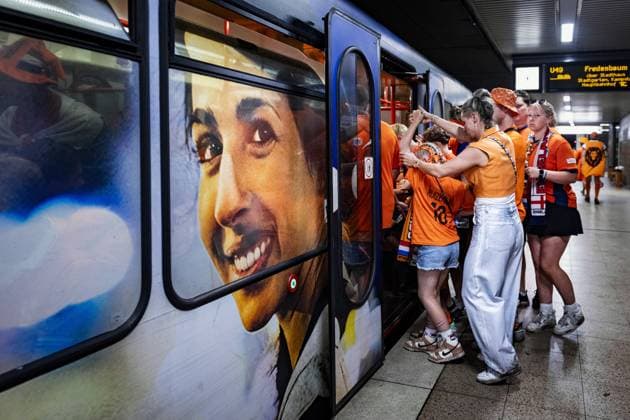 DORTMUND - Dutch supporters leave Dortmund by metro after watching the semi-final at the European Championship, EM, Europameisterschaft between the Netherlands and England. ANP RAMON VAN FLYMEN xVIxANPxSportx xxANPxIVx 503222070 originalFilename: 503222070.jpg
