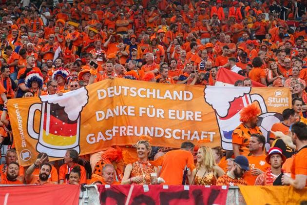 EURO 2024, Fans aller teilnehmenden Teams EM 2024: Niederlande - England am 10.07.2024 im BVB Stadion Dortmund in Dortmund Die Fans der Niederlande mit einem Plakat Banner Transparent Deutschland danke für eure Gastfreundschaft