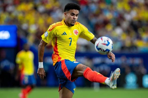 CHARLOTTE, NC - JULY 10: Colombia forward Luis Diaz (7) collects the ball from the air during the CONMEBOL Copa America semifinal between Uruguay and Colombia on Wednesday July 10, 2024 at Bank of America Stadium in Charlotte, NC. (Photo by Nick Tre. Smith Icon Sportswire) SOCCER: JUL 10 CONMEBOL Copa America - Semifinals - Uruguay vs Colombia EDITORIAL USE ONLY Icon2407100026