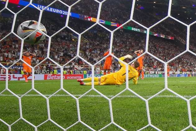 EURO 2024, Die Highlights EM 2024: Niederlande - England am 10.07.2024 im BVB Stadion Dortmund in Dortmund Ollie Watkins (England, 19) erzielt das Tor zum 1 zu 2 gegen Torwart Goalkeeper Bart Verbruggen (Netherlands, 1)