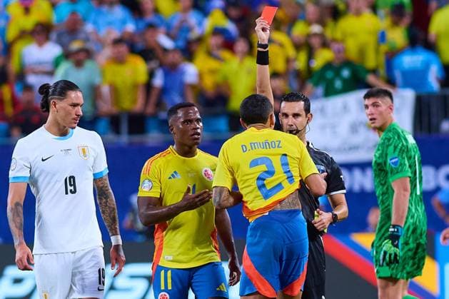 RECORD DATE NOT STATED Copa America USA 2024 Uruguay vs Colombia - Semifinal Referee Cesar Arturo Ramos of Mexico shows red card to Daniel Munoz of Colombia during the CONMEBOL Copa America 2024 Semi-final match between Uruguay and Colombia, at Bank of America Stadium, on July 10, 2024 in Charlotte, North Carolina, United States. CHARLOTTE NORTH CAROLINA UNITED STATES  Copyright: xJONATHANxDUENASx 20240710194741_CA_SF_2024_URU_COL_MUNOZ117