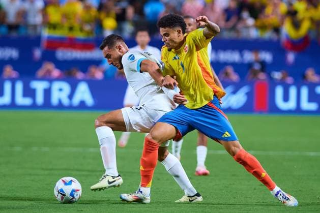 RECORD DATE NOT STATED Copa America USA 2024 Uruguay vs Colombia - Semifinal Sebastian Caceres (L) of Uruguay fights for the ball with Luis Diaz (R) of Colombia during the CONMEBOL Copa America 2024 Semi-final match between Uruguay and Colombia, at Bank of America Stadium, on July 10, 2024 in Charlotte, North Carolina, United States. CHARLOTTE NORTH CAROLINA UNITED STATES  Copyright: xJONATHANxDUENASx 20240710204106_CA_SF_2024_URU_COL_CACERES175