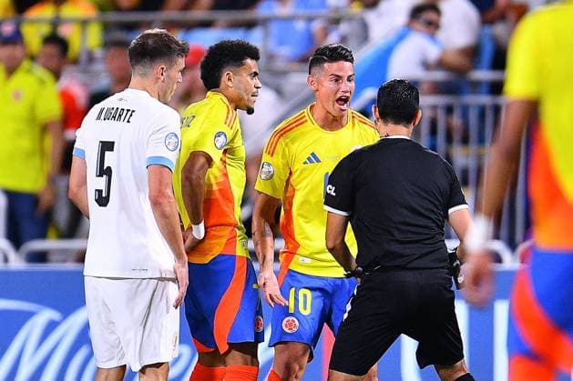 RECORD DATE NOT STATED Copa America USA 2024 Uruguay vs Colombia - Semifinal Luis Diaz and James Rodriguez of Colombia and Referee Cesar Arturo Ramos of Mexico during the CONMEBOL Copa America 2024 Semi-final match between Uruguay and Colombia, at Bank of America Stadium, on July 10, 2024 in Charlotte, North Carolina, United States. CHARLOTTE NORTH CAROLINA UNITED STATES  Copyright: xAdrianxMaciasx 20240710204912_CA_SF_2024_URU_COL_RODRIGUEZ180