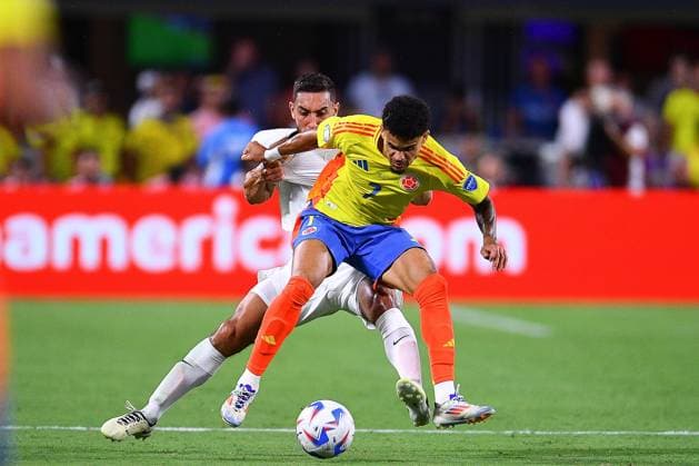 RECORD DATE NOT STATED Copa America USA 2024 Uruguay vs Colombia - Semifinal Luis Diaz (L) of Colombia fights for the ball with Sebastian Caceres (R) of Uruguay during the CONMEBOL Copa America 2024 Semi-final match between Uruguay and Colombia, at Bank of America Stadium, on July 10, 2024 in Charlotte, North Carolina, United States. CHARLOTTE NORTH CAROLINA UNITED STATES  Copyright: xAdrianxMaciasx 20240710205315_CA_SF_2024_URU_COL_DIAZ197