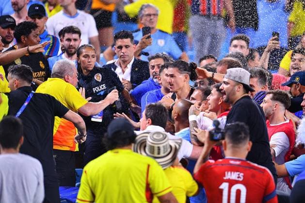 RECORD DATE NOT STATED Copa America USA 2024 Uruguay 0-1 Colombia - Semifinal Darwin Nunez of Uruguay fights with Fans o Aficion during the CONMEBOL Copa America 2024 Semi-final match between Uruguay and Colombia, at Bank of America Stadium, on July 10, 2024 in Charlotte, North Carolina, United States. CHARLOTTE NORTH CAROLINA UNITED STATES  Copyright: xAdrianxMaciasx 20240710211543_CA_SF_2024_URU_COL_NUNEZ247