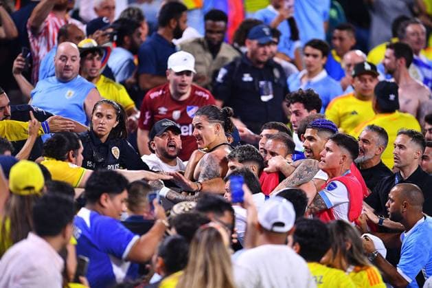 RECORD DATE NOT STATED Copa America USA 2024 Uruguay 0-1 Colombia - Semifinal Darwin Nunez of Uruguay fights with Fans o Aficion during the CONMEBOL Copa America 2024 Semi-final match between Uruguay and Colombia, at Bank of America Stadium, on July 10, 2024 in Charlotte, North Carolina, United States. CHARLOTTE NORTH CAROLINA UNITED STATES  Copyright: xAdrianxMaciasx 20240710211702_CA_SF_2024_URU_COL_NUNEZ248