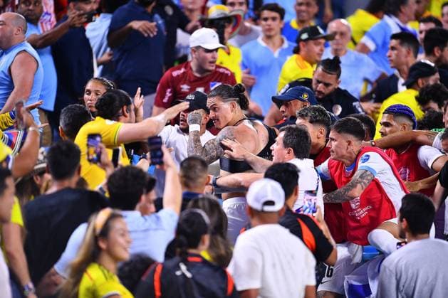 Sport Themen der Woche KW28 RECORD DATE NOT STATED Copa America USA 2024 Uruguay 0-1 Colombia - Semifinal Darwin Nunez of Uruguay fights with Fans o Aficion during the CONMEBOL Copa America 2024 Semi-final match between Uruguay and Colombia, at Bank of America Stadium, on July 10, 2024 in Charlotte, North Carolina, United States. CHARLOTTE NORTH CAROLINA UNITED STATES  Copyright: xAdrianxMaciasx 20240710211703_CA_SF_2024_URU_COL_NUNEZ250