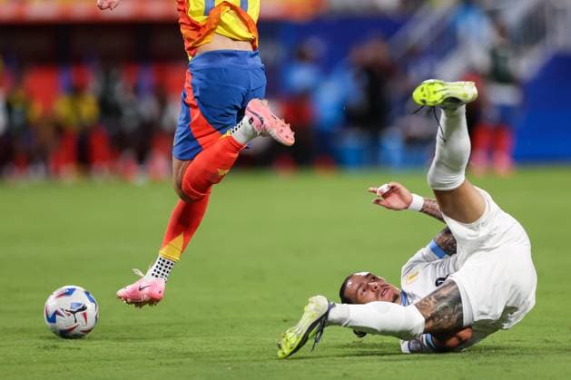 July 10, 2024, Charlotte, North Carolina, U.S: Uruguay forward DARWIN NUNEZ (19) tumbles after a play against Colombia midfielder MATEUS URIBE (15) during the second half of the CONMEBOL Copa America semi-final match between Uruguay and Columbia at Bank of America Stadium in Charlotte, NC on July 10, 2024. Charlotte U.S - ZUMAk149 20240710_zsp_k149_011 Copyright: xCoryxKnowltonx