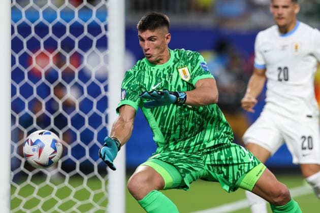 July 10, 2024, Charlotte, North Carolina, U.S: Uruguay goalkeeper SERGIO ROCHET (1) misses a block resulting in a goal by Colombia during the first half of the CONMEBOL Copa America semi-final match between Uruguay and Columbia at Bank of America Stadium in Charlotte, NC on July 10, 2024. Charlotte U.S - ZUMAk149 20240710_zsp_k149_038 Copyright: xCoryxKnowltonx