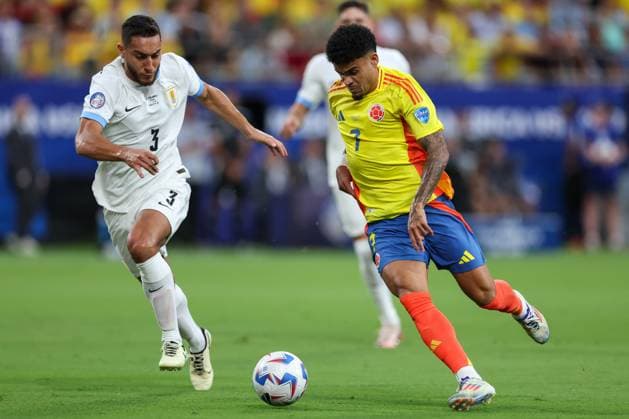 July 10, 2024, Charlotte, North Carolina, U.S: Colombia forward LUIS DIAZ (7) competes for the ball against Uruguay defender SEBASTIAN CACERES (3) during the first half of the CONMEBOL Copa America semi-final match between Uruguay and Columbia at Bank of America Stadium in Charlotte, NC on July 10, 2024. Charlotte U.S - ZUMAk149 20240710_zsp_k149_062 Copyright: xCoryxKnowltonx