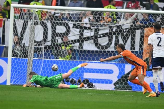 Xavi Simons (Netherlands)Kyle Walker (England) during the UEFA EURO, EM, Europameisterschaft,Fussball Germany 2024 match between Netherlands 1-2 England at BVB Stadion Dortmund on July 10, 2024 in Dortmund, Germany. Noxthirdxpartyxsales  (259255007)