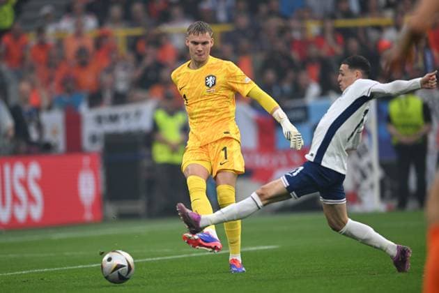 Bart Verbruggen (Netherlands)Phil Foden (England) during the UEFA EURO, EM, Europameisterschaft,Fussball Germany 2024 match between Netherlands 1-2 England at BVB Stadion Dortmund on July 10, 2024 in Dortmund, Germany. Noxthirdxpartyxsales  (259255048)