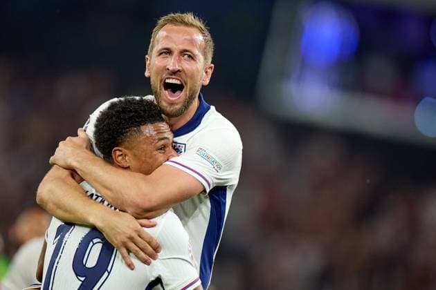 EURO 2024, Die Highlights (240711) -- DORTMUND, July 11, 2024 -- Ollie Watkins (bottom) of England celebrates victory with teammate Harry Kane after the UEFA EURO, EM, Europameisterschaft,Fussball 2024 semifinal match between England and the Netherlands in Dortmund, Germany on July 10, 2024. ) (SP)GERMANY-DORTMUND-FOOTBALL-EURO 2024-ENGLAND VS THE NETHERLANDS MengxDingbo 