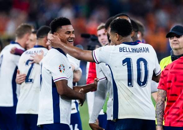 Dortmund, SignaI Iduna Park, 10.07.2024: Ollie Watkins of england and Jude Bellingham of england celebrate the 2:1 victory after the semifinal match Netherlands v. England at the UEFA European Championship, EM, Europameisterschaft 2024.