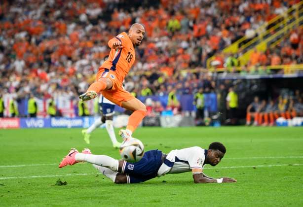 v.l. Donyell MALEN (NED), GUEHI Marc (ENG) Aktion, Zweikampf, Halbfinale, Match M50, Niederlande (NED) - England (ENG) 1:2, am 10.07.2024 in Dortmund Deutschland. Fussball Europameisterschaft 2024 vom 14.06. - 14.07.2024 in Deutschland. Â