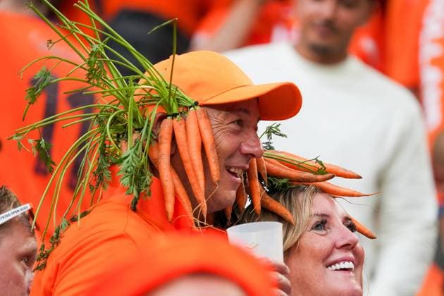 Holländischer Fan mit Karotten-Snackhelm, kuriose Verkleidung - Dortmund 10.07.2024: Niederlande vs. England, EURO2024 M50, Halbfinale, EM-Arena Dortmund