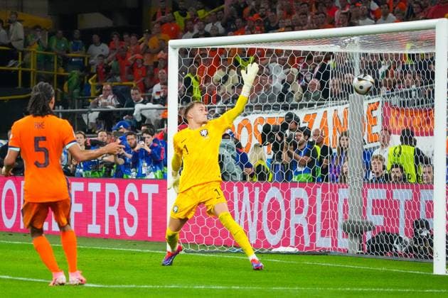 Torwart Goalie Bart Verbruggen (Niederlande, Netherlands, 01) kann dem Ball nur hinterhersehen wie er ins Tor geht - Dortmund 10.07.2024: Niederlande vs. England, EURO2024 M50, Halbfinale, EM-Arena Dortmund
