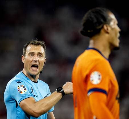 DORTMUND - Referee Felix Zwayer and Virgil van Dijk (l-r) during the UEFA EURO, EM, Europameisterschaft,Fussball 2024 Semi-final match between the Netherlands and England at the BVB Stadium Dortmund on July 10, 2024 in Dortmund, Germany. ANP KOEN VAN WEEL netherlands out - belgium out Dortmund xVIxxIVx 503220706 originalFilename: 0709183816st.jpg