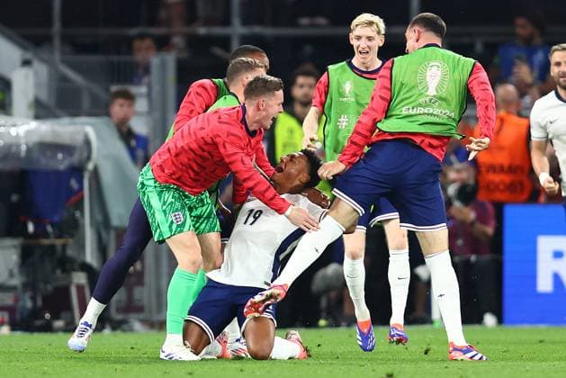 Netherlands v England 10 July 2024, Dortmund - UEFA EUROs - Semi-Final - Netherlands v England - Ollie Watkins of England celebrates scoring the winning goal with the substitutes - Photo: Charlotte Wilson Offside. Dortmund Germany Copyright: xCharlottexWilsonx xOffsidexOffside