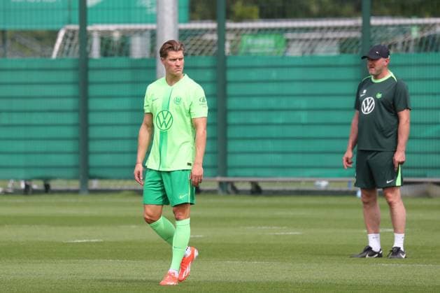 11.07.2024, xgox, Fussball 1.Bundesliga, VfL Wolfsburg - Trainingsauftakt Saison 2024 25 emspor, v.l. Kevin Behrens (Wolfsburg, 17), Ralph Hasenhuettl (Wolfsburg, Trainer) (DFL DFB REGULATIONS PROHIBIT ANY USE OF PHOTOGRAPHS as IMAGE SEQUENCES and or QUASI-VIDEO) Wolfsburg