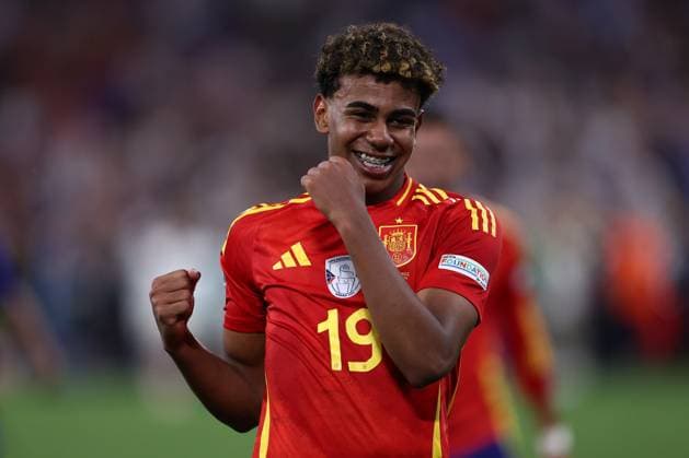 Spain - France Lamine Yamal of Spain celebrates at the end of the UEFA EURO, EM, Europameisterschaft,Fussball 2024 semi-final match between Spain and France at Munich Football Arena on July 9, 2024 in Munich, Germany . Munich Munich Football Arena Germany Copyright: xMarcoxCanonierox
