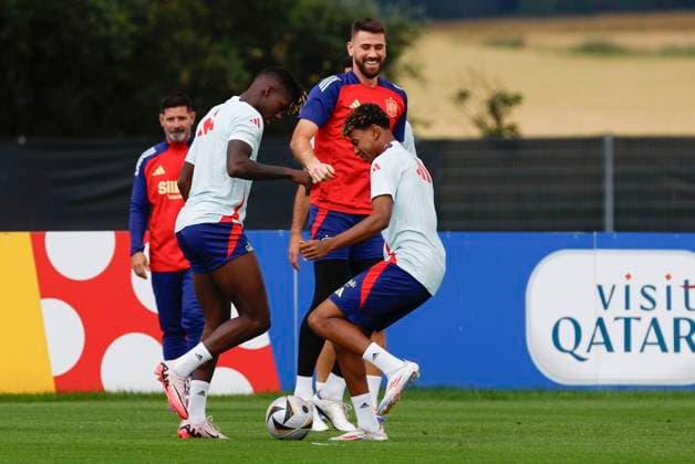 Spain s players Nico Williams (L), Lamine Yamal (R) and Unai Simon (C) in action during the training session in Donaueschingen, Germany, 11July 2024. Spain will play the EURO2024 final after defeating France 2-1 on 09 July. Spain s training session !ACHTUNG: NUR REDAKTIONELLE NUTZUNG!  Copyright: xJ.xJ.xGuillenx GRAF5156 20240711-55014119958_1