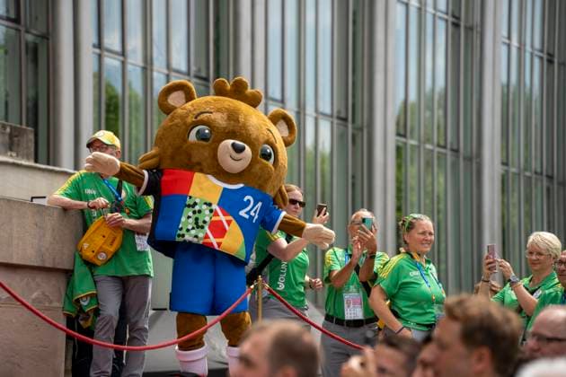 Sport Bilder des Tages Munich, Bavaria, Germany: 11 July 2024: Albärt, the mascot of the UEFA EURO, EM, Europameisterschaft,Fussball 2024 European Championship, EM, Europameisterschaft or EM2024, celebrates and thanks the volunteers for the successful soccer tournament in Germany in Munich in the lower Hofgarten.