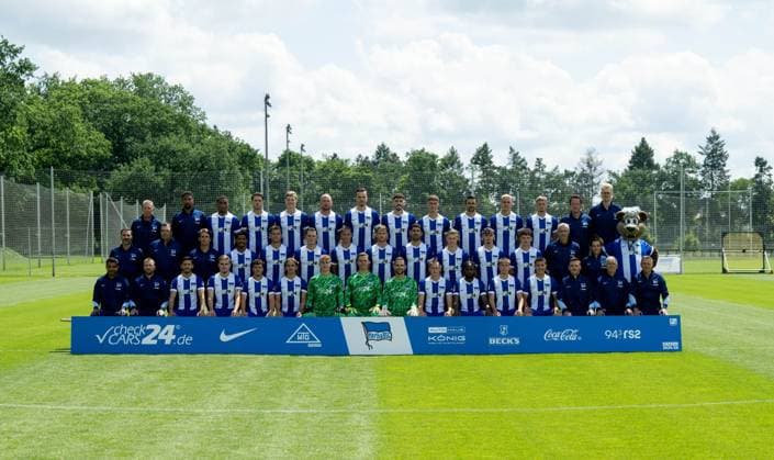 Hertha BSC; 2. Bundesliga, Porträttermin 2024 2025, Mannschaftsfoto, Hi. Reihe v.l.: Jürgen Lange (Physiotherapeut), Frederick Syna (Physiotherapeut), Bradley Ibrahim, Linus Gechter, Luca Schuler, Toni Leistner, Haris Tabakovic, Agustin Rogel, Oliver Rölke, Smail Prevljak, Marc Oliver Kempf, Michael Cuisance, Henrik Kuchno (Athletiktrainer), Moritz Schleicher (Mannschaftsarzt); Mi. Reihe v.l.: Cristian Fiel (Cheftrainer), Andreas Menger (Torwarttrainer), Jaime Monroy (Co-Trainer), Jeremy Dudziak, Florian Niederlechner, Fabian Reese, Derry Scherhant, Pascal Klemens, Andreas Bouchalakis, Julian Eitschberger, Luis Trus, Julius Gottschalk, Hendrik Herzog (Zeugwart), Anne Kaube (Physiotherapeutin), Herthinho (Maskottchen); Unt. Reihe v.l.: Sami Allagui (Assistent der sportlichen Leitung), Patrick Ebert (Standard- und Individualtrainer), Kevin Sessa, Marten Winkler, Diego Demme, Michal Karbownik, Torwart Tim Goller, Torwart Tjark Ernst, Marius Gersbeck, Palko Dardai, Deyovaisio Zeefuik, Gustav Christensen, Ibrahim Maza, Maximilian Fürst (Teammanager), Robert Abramczyk (Zeugwart), Dirk Kunert (Übergangstrainer U19, U23, Profis); 11.07. 2024,