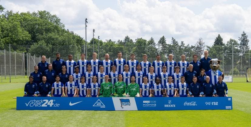 Hertha BSC; 2. Bundesliga, Porträttermin 2024 2025, Mannschaftsfoto, Hi. Reihe v.l.: Jürgen Lange (Physiotherapeut), Frederick Syna (Physiotherapeut), Bradley Ibrahim, Linus Gechter, Luca Schuler, Toni Leistner, Haris Tabakovic, Agustin Rogel, Oliver Rölke, Smail Prevljak, Marc Oliver Kempf, Michael Cuisance, Henrik Kuchno (Athletiktrainer), Moritz Schleicher (Mannschaftsarzt); Mi. Reihe v.l.: Cristian Fiel (Cheftrainer), Andreas Menger (Torwarttrainer), Jaime Monroy (Co-Trainer), Jeremy Dudziak, Florian Niederlechner, Fabian Reese, Derry Scherhant, Pascal Klemens, Andreas Bouchalakis, Julian Eitschberger, Luis Trus, Julius Gottschalk, Hendrik Herzog (Zeugwart), Anne Kaube (Physiotherapeutin), Herthinho (Maskottchen); Unt. Reihe v.l.: Sami Allagui (Assistent der sportlichen Leitung), Patrick Ebert (Standard- und Individualtrainer), Kevin Sessa, Marten Winkler, Diego Demme, Michal Karbownik, Torwart Tim Goller, Torwart Tjark Ernst, Marius Gersbeck, Palko Dardai, Deyovaisio Zeefuik, Gustav Christensen, Ibrahim Maza, Maximilian Fürst (Teammanager), Robert Abramczyk (Zeugwart), Dirk Kunert (Übergangstrainer U19, U23, Profis); 11.07. 2024,