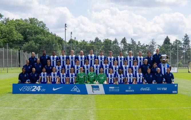 Hertha BSC; 2. Bundesliga, Porträttermin 2024 2025, Mannschaftsfoto, Hi. Reihe v.l.: Jürgen Lange (Physiotherapeut), Frederick Syna (Physiotherapeut), Bradley Ibrahim, Linus Gechter, Luca Schuler, Toni Leistner, Haris Tabakovic, Agustin Rogel, Oliver Rölke, Smail Prevljak, Marc Oliver Kempf, Michael Cuisance, Henrik Kuchno (Athletiktrainer), Moritz Schleicher (Mannschaftsarzt); Mi. Reihe v.l.: Cristian Fiel (Cheftrainer), Andreas Menger (Torwarttrainer), Jaime Monroy (Co-Trainer), Jeremy Dudziak, Florian Niederlechner, Fabian Reese, Derry Scherhant, Pascal Klemens, Andreas Bouchalakis, Julian Eitschberger, Luis Trus, Julius Gottschalk, Hendrik Herzog (Zeugwart), Anne Kaube (Physiotherapeutin), Herthinho (Maskottchen); Unt. Reihe v.l.: Sami Allagui (Assistent der sportlichen Leitung), Patrick Ebert (Standard- und Individualtrainer), Kevin Sessa, Marten Winkler, Diego Demme, Michal Karbownik, Torwart Tim Goller, Torwart Tjark Ernst, Marius Gersbeck, Palko Dardai, Deyovaisio Zeefuik, Gustav Christensen, Ibrahim Maza, Maximilian Fürst (Teammanager), Robert Abramczyk (Zeugwart), Dirk Kunert (Übergangstrainer U19, U23, Profis); 11.07. 2024,