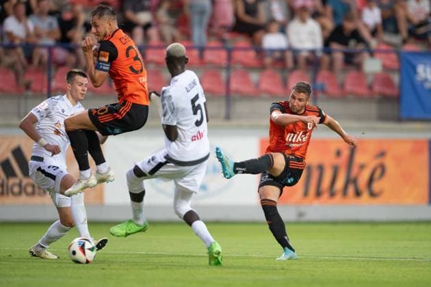 Samuel Lavrincik shoots during UEFA Europa league preliminary round match, MFK Ruzomberok - FC Tobol Kostanaj, 11. july 2024 Copyright: xMICHALxFAJT,ZOSPORTU.SKx DSC_6952