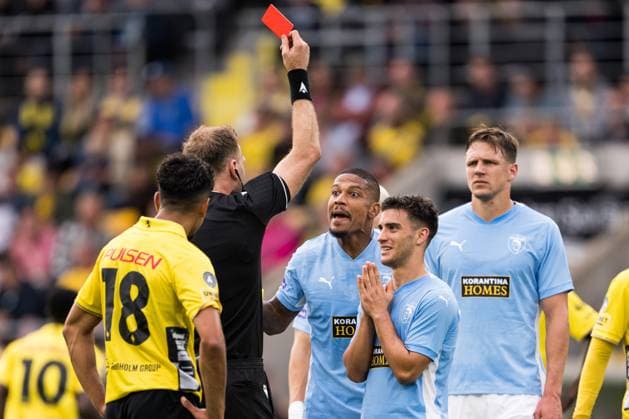Sport Bilder des Tages 240711 Matias German Melluso of Pafos receives a red card from Referee Dmytro Panchyshyn during the UEFA Europa League qualification match between Elfsborg and Pafos on July 11, 2024 in Boras. Photo: Jörgen Jarnberger BILDBYRAN COP 112 JJ0379 fotboll football soccer fotball uefa europa league kval qualifying round qualification elfsborg pafos bbeng Copyright: JÖRGENxJARNBERGER BB240711JJ042