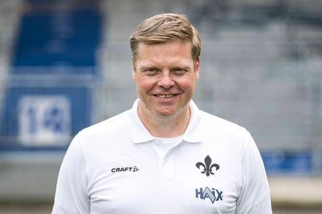 11.07.2024, xfux, Fussball 2.Bundesliga, SV Darmstadt 98 Fototermin Saison 2024 25 - Porträttermin 2024 2025, emspor, v.l. Mannschaftsarzt Dr. Philip Jessen; SV Darmstadt 1898 e.V.; 2.BL, Porträttermin 2024 2025 Darmstadt