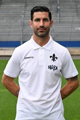 11.07.2024, xscotx, Fussball 2.Bundesliga, 2.BL SV Darmstadt 98 - Fototermin Saison 2024 25 Porträttermin 2024 2025 emspor, v.l. Co Trainer Ovid Hajou (SV Darmstadt 98) (DFL DFB REGULATIONS PROHIBIT ANY USE OF PHOTOGRAPHS as IMAGE SEQUENCES and or QUASI-VIDEO) Darmstadt