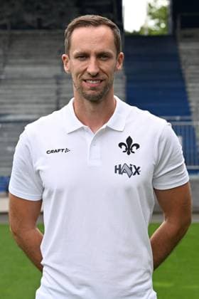 11.07.2024, xscotx, Fussball 2.Bundesliga, 2.BL SV Darmstadt 98 - Fototermin Saison 2024 25 Porträttermin 2024 2025 emspor, v.l. Athletiktrainer Christopher Busse (DFL DFB REGULATIONS PROHIBIT ANY USE OF PHOTOGRAPHS as IMAGE SEQUENCES and or QUASI-VIDEO) Darmstadt