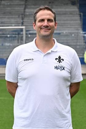 11.07.2024, xscotx, Fussball 2.Bundesliga, 2.BL SV Darmstadt 98 - Fototermin Saison 2024 25 Porträttermin 2024 2025 emspor, v.l. Rehatrainer Florian Bauer, (DFL DFB REGULATIONS PROHIBIT ANY USE OF PHOTOGRAPHS as IMAGE SEQUENCES and or QUASI-VIDEO) Darmstadt