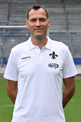 11.07.2024, xscotx, Fussball 2.Bundesliga, 2.BL SV Darmstadt 98 - Fototermin Saison 2024 25 Porträttermin 2024 2025 emspor, v.l. Leiter Analyse Kai Peter Schmitz (DFL DFB REGULATIONS PROHIBIT ANY USE OF PHOTOGRAPHS as IMAGE SEQUENCES and or QUASI-VIDEO) Darmstadt