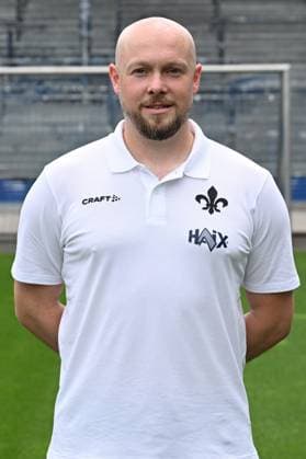 11.07.2024, xscotx, Fussball 2.Bundesliga, 2.BL SV Darmstadt 98 - Fototermin Saison 2024 25 Porträttermin 2024 2025 emspor, v.l. Videoanalyst Maximilian Kohl (DFL DFB REGULATIONS PROHIBIT ANY USE OF PHOTOGRAPHS as IMAGE SEQUENCES and or QUASI-VIDEO) Darmstadt