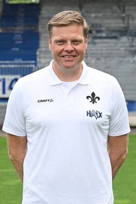11.07.2024, xscotx, Fussball 2.Bundesliga, 2.BL SV Darmstadt 98 - Fototermin Saison 2024 25 Porträttermin 2024 2025 emspor, v.l. Mannschaftsarzt Dr. Philip Jessen (DFL DFB REGULATIONS PROHIBIT ANY USE OF PHOTOGRAPHS as IMAGE SEQUENCES and or QUASI-VIDEO) Darmstadt