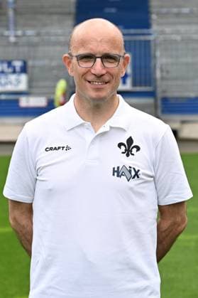 11.07.2024, xscotx, Fussball 2.Bundesliga, 2.BL SV Darmstadt 98 - Fototermin Saison 2024 25 Porträttermin 2024 2025 emspor, v.l. Mannschaftsarzt Dr. Alexander Lesch (DFL DFB REGULATIONS PROHIBIT ANY USE OF PHOTOGRAPHS as IMAGE SEQUENCES and or QUASI-VIDEO) Darmstadt