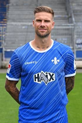 11.07.2024, xscotx, Fussball 2.Bundesliga, 2.BL SV Darmstadt 98 - Fototermin Saison 2024 25 Porträttermin 2024 2025 emspor, v.l. Tobias Kempe (SV Darmstadt 98) (DFL DFB REGULATIONS PROHIBIT ANY USE OF PHOTOGRAPHS as IMAGE SEQUENCES and or QUASI-VIDEO) Darmstadt
