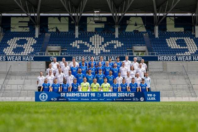 11.07.2024, xfux, Fussball 2.Bundesliga, 2.BL SV Darmstadt 98 - Fototermin Saison 2024 25 Porträttermin 2024 2025, Mannschaftsfoto emspor, v.l. 4. Reihe v.l.: Betreuer Oliver Zach, Betreuer Michael Richter, Betreuer Jonas Nietzel, Filip Stojilkovic, Fynn Lakenmacher, Oscar Vilhelmsson, Fabio Torsiello, Nico Baier, Mannschaftsarzt Dr. Philip Jessen, Mannschaftsarzt Dr. Ingo Schwinnen, Mannschaftsarzt Dr. Alexander Lesch 3. Reihe v.l.: Leiter Organisation Lizenzspielerabteilung Michael Stegmayer, Teammanager Matthias Neumann, Leiter Analyse Kai Peter Schmitz, Clemens Riedel, Fraser Hornby, Tobias Kempe, Kai Klefisch, Christoph Klarer, Paul Will, Physiotherapeut David Ackermann, Physiotherapeutin Katrin Herbig, Videoanalyst Maximilian Kohl 2. Reihe v.l.: Head of Performance Alexander Ryan, Rehatrainer Florian Bauer, Athletiktrainer Christopher Busse, Torwarttrainer Dimo Wache, Aleksandar Vukotic, Christoph Zimmermann, Matej Maglica, Klaus Gjasula, Co-Trainer Ovid Hajou, Co-Trainer Darius Scholtysik, Cheftrainer Torsten Lieberknecht, Sportdirektor Paul Fernie 1. Reihe v.l.: Fabian Nürnberger, Andreas Müller, Merveille Papela, Matthias Bader, Alexander Brunst, Marcel Schuhen, Karol Niemczycki, Marvin Mehlem, Luca Marseiler, Sergio Lopez, Asaf Arania Darmstadt