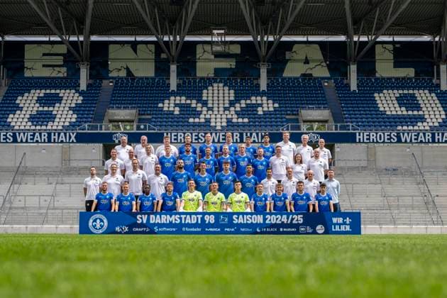 11.07.2024, xfux, Fussball 2.Bundesliga, 2.BL SV Darmstadt 98 - Fototermin Saison 2024 25 Porträttermin 2024 2025, Mannschaftsfoto emspor, v.l. 4. Reihe v.l.: Betreuer Oliver Zach, Betreuer Michael Richter, Betreuer Jonas Nietzel, Filip Stojilkovic, Fynn Lakenmacher, Oscar Vilhelmsson, Fabio Torsiello, Nico Baier, Mannschaftsarzt Dr. Philip Jessen, Mannschaftsarzt Dr. Ingo Schwinnen, Mannschaftsarzt Dr. Alexander Lesch 3. Reihe v.l.: Leiter Organisation Lizenzspielerabteilung Michael Stegmayer, Teammanager Matthias Neumann, Leiter Analyse Kai Peter Schmitz, Clemens Riedel, Fraser Hornby, Tobias Kempe, Kai Klefisch, Christoph Klarer, Paul Will, Physiotherapeut David Ackermann, Physiotherapeutin Katrin Herbig, Videoanalyst Maximilian Kohl 2. Reihe v.l.: Head of Performance Alexander Ryan, Rehatrainer Florian Bauer, Athletiktrainer Christopher Busse, Torwarttrainer Dimo Wache, Aleksandar Vukotic, Christoph Zimmermann, Matej Maglica, Klaus Gjasula, Co-Trainer Ovid Hajou, Co-Trainer Darius Scholtysik, Cheftrainer Torsten Lieberknecht, Sportdirektor Paul Fernie 1. Reihe v.l.: Fabian Nürnberger, Andreas Müller, Merveille Papela, Matthias Bader, Alexander Brunst, Marcel Schuhen, Karol Niemczycki, Marvin Mehlem, Luca Marseiler, Sergio Lopez, Asaf Arania Darmstadt