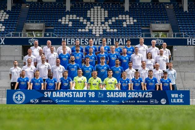 11.07.2024, xfux, Fussball 2.Bundesliga, 2.BL SV Darmstadt 98 - Fototermin Saison 2024 25 Porträttermin 2024 2025, Mannschaftsfoto emspor, v.l. 4. Reihe v.l.: Betreuer Oliver Zach, Betreuer Michael Richter, Betreuer Jonas Nietzel, Filip Stojilkovic, Fynn Lakenmacher, Oscar Vilhelmsson, Fabio Torsiello, Nico Baier, Mannschaftsarzt Dr. Philip Jessen, Mannschaftsarzt Dr. Ingo Schwinnen, Mannschaftsarzt Dr. Alexander Lesch 3. Reihe v.l.: Leiter Organisation Lizenzspielerabteilung Michael Stegmayer, Teammanager Matthias Neumann, Leiter Analyse Kai Peter Schmitz, Clemens Riedel, Fraser Hornby, Tobias Kempe, Kai Klefisch, Christoph Klarer, Paul Will, Physiotherapeut David Ackermann, Physiotherapeutin Katrin Herbig, Videoanalyst Maximilian Kohl 2. Reihe v.l.: Head of Performance Alexander Ryan, Rehatrainer Florian Bauer, Athletiktrainer Christopher Busse, Torwarttrainer Dimo Wache, Aleksandar Vukotic, Christoph Zimmermann, Matej Maglica, Klaus Gjasula, Co-Trainer Ovid Hajou, Co-Trainer Darius Scholtysik, Cheftrainer Torsten Lieberknecht, Sportdirektor Paul Fernie 1. Reihe v.l.: Fabian Nürnberger, Andreas Müller, Merveille Papela, Matthias Bader, Alexander Brunst, Marcel Schuhen, Karol Niemczycki, Marvin Mehlem, Luca Marseiler, Sergio Lopez, Asaf Arania Darmstadt