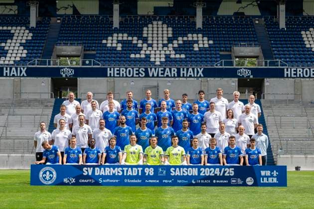 11.07.2024, xfux, Fussball 2.Bundesliga, 2.BL SV Darmstadt 98 - Fototermin Saison 2024 25 Porträttermin 2024 2025, Mannschaftsfoto emspor, v.l. 4. Reihe v.l.: Betreuer Oliver Zach, Betreuer Michael Richter, Betreuer Jonas Nietzel, Filip Stojilkovic, Fynn Lakenmacher, Oscar Vilhelmsson, Fabio Torsiello, Nico Baier, Mannschaftsarzt Dr. Philip Jessen, Mannschaftsarzt Dr. Ingo Schwinnen, Mannschaftsarzt Dr. Alexander Lesch 3. Reihe v.l.: Leiter Organisation Lizenzspielerabteilung Michael Stegmayer, Teammanager Matthias Neumann, Leiter Analyse Kai Peter Schmitz, Clemens Riedel, Fraser Hornby, Tobias Kempe, Kai Klefisch, Christoph Klarer, Paul Will, Physiotherapeut David Ackermann, Physiotherapeutin Katrin Herbig, Videoanalyst Maximilian Kohl 2. Reihe v.l.: Head of Performance Alexander Ryan, Rehatrainer Florian Bauer, Athletiktrainer Christopher Busse, Torwarttrainer Dimo Wache, Aleksandar Vukotic, Christoph Zimmermann, Matej Maglica, Klaus Gjasula, Co-Trainer Ovid Hajou, Co-Trainer Darius Scholtysik, Cheftrainer Torsten Lieberknecht, Sportdirektor Paul Fernie 1. Reihe v.l.: Fabian Nürnberger, Andreas Müller, Merveille Papela, Matthias Bader, Alexander Brunst, Marcel Schuhen, Karol Niemczycki, Marvin Mehlem, Luca Marseiler, Sergio Lopez, Asaf Arania Darmstadt