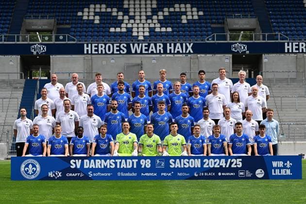 11.07.2024, xscotx, Fussball 2.Bundesliga, 2.BL SV Darmstadt 98 - Fototermin Saison 2024 25 Porträttermin 2024 2025, Mannschaftsfoto emspor, v.l. 4. Reihe v.l.: Betreuer Oliver Zach, Betreuer Michael Richter, Betreuer Jonas Nietzel, Filip Stojilkovic, Fynn Lakenmacher, Oscar Vilhelmsson, Fabio Torsiello, Nico Baier, Mannschaftsarzt Dr. Philip Jessen, Mannschaftsarzt Dr. Ingo Schwinnen, Mannschaftsarzt Dr. Alexander Lesch 3. Reihe v.l.: Leiter Organisation Lizenzspielerabteilung Michael Stegmayer, Teammanager Matthias Neumann, Leiter Analyse Kai Peter Schmitz, Clemens Riedel, Fraser Hornby, Tobias Kempe, Kai Klefisch, Christoph Klarer, Paul Will, Physiotherapeut David Ackermann, Physiotherapeutin Katrin Herbig, Videoanalyst Maximilian Kohl 2. Reihe v.l.: Head of Performance Alexander Ryan, Rehatrainer Florian Bauer, Athletiktrainer Christopher Busse, Torwarttrainer Dimo Wache, Aleksandar Vukotic, Christoph Zimmermann, Matej Maglica, Klaus Gjasula, Co-Trainer Ovid Hajou, Co-Trainer Darius Scholtysik, Cheftrainer Torsten Lieberknecht, Sportdirektor Paul Fernie 1. Reihe v.l.: Fabian Nürnberger, Andreas Müller, Merveille Papela, Matthias Bader, Alexander Brunst, Marcel Schuhen, Karol Niemczycki, Marvin Mehlem, Luca Marseiler, Sergio Lopez, Asaf Arania (DFL DFB REGULATIONS PROHIBIT ANY USE OF PHOTOGRAPHS as IMAGE SEQUENCES and or QUASI-VIDEO) Darmstadt